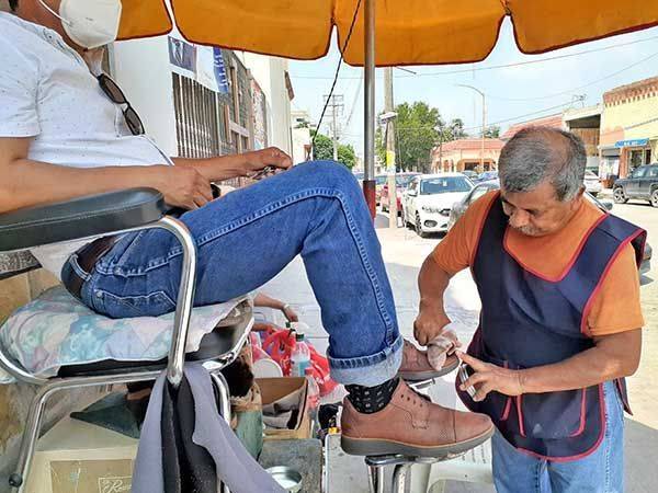 Regresa lustrador de zapatos a chambear
