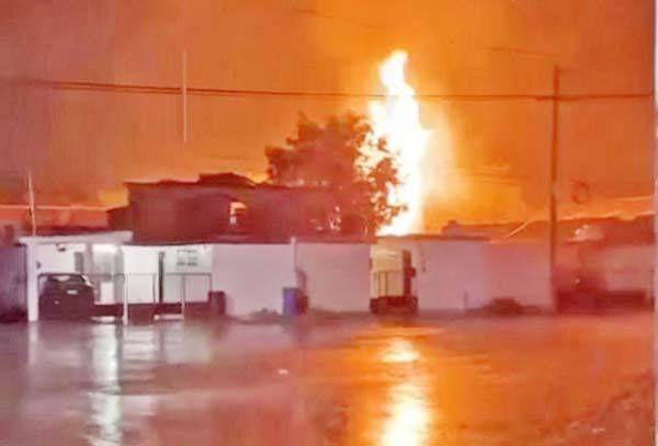 Cae rayo en palmera y daña a dos coches
