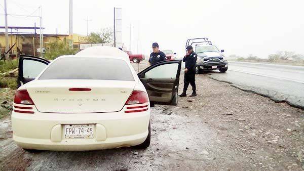 Cortocircuito provoca incendio en automóvil