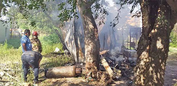 Arriesgan su vida al apagar incendio