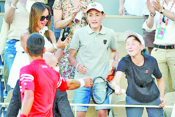 Regala Djokovic raqueta de RG a niño mexicano