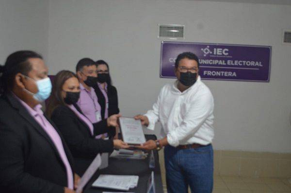 Recibe Roberto Piña constancia de mayoría