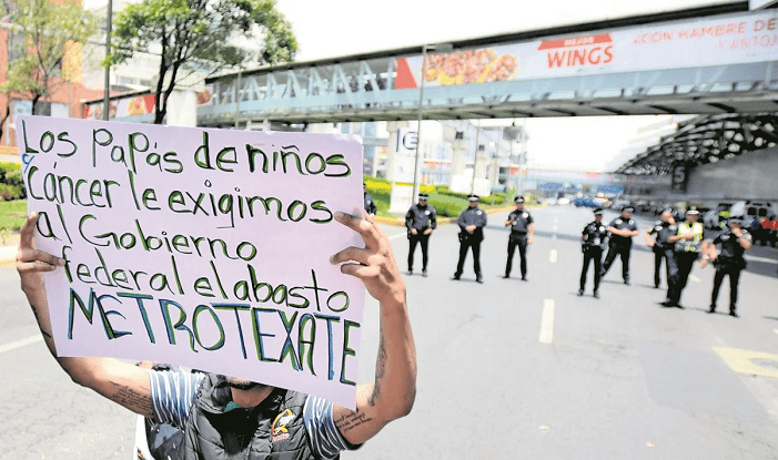 «Macrobloqueo» en aeropuerto es para exigir medicamentos: Padres de niños con cáncer
