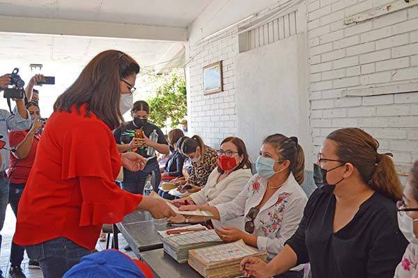 Vota en escuela  primaria Moderna Lupita Murguía