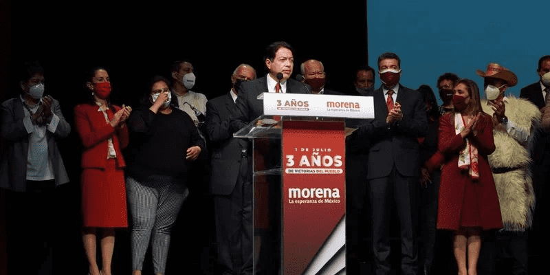 CNHJ de Morena condena abucheos a Mario Delgado en evento del 3er año de la 4T