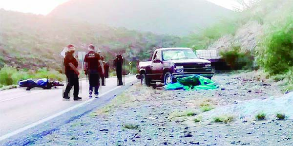 Mueren al chocar moto contra troca