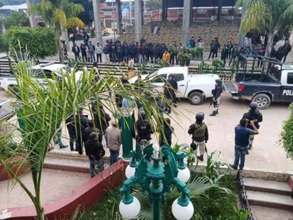 Retienen en Oaxaca a Guardia Nacional, Policía Estatal y 14 funcionarios de la FGEO