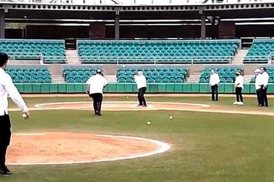 Ponchan a AMLO en reinauguración de estadio