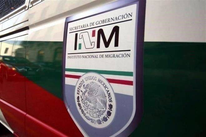 Aseguran a 130 migrantes hacinados en caja de camión