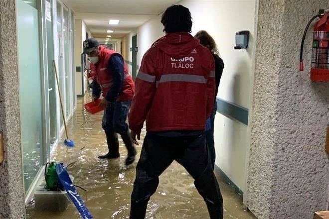 Trasladan a pacientes de Hospital de Atizapán por inundación