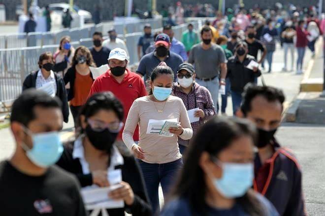 Madrugan adultos de 30 a 39 para vacunarse