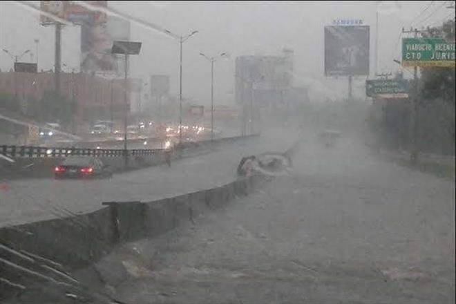 Deja lluvia inundaciones en Naucalpan