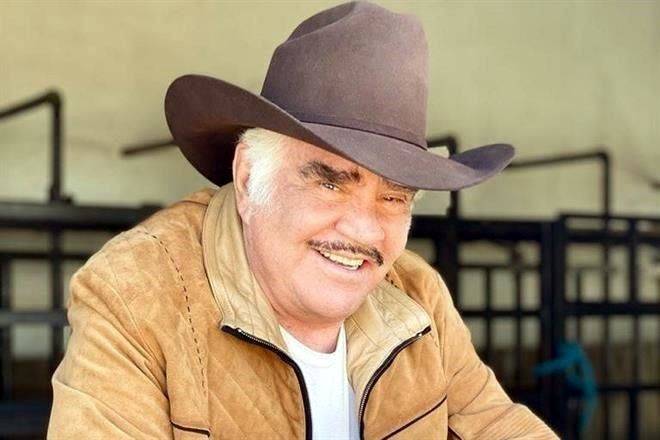 Chente: internado, pero estable, afirma hijo