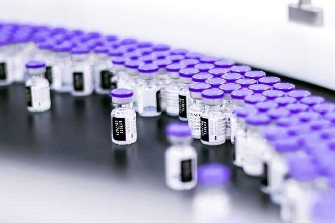 Busca Pfizer aprobación en EU para tercera dosis de vacuna