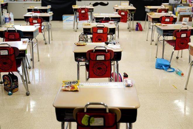 Permite EU a vacunados ir a escuela sin cubrebocas