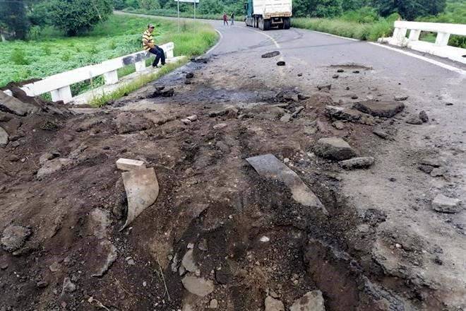 Afectan dos nuevos bloqueos carreteros en Michoacán