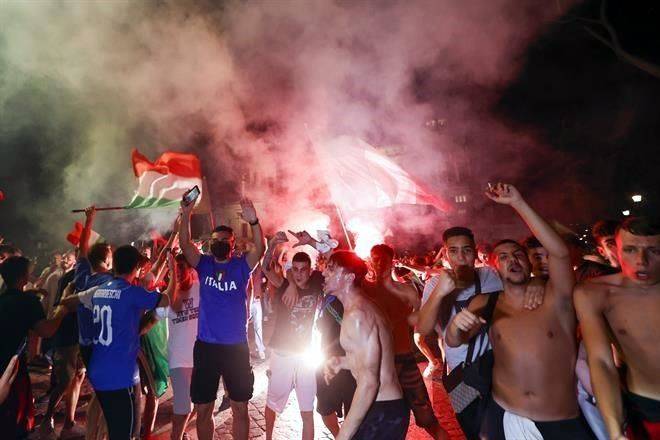 Dejan festejos por Euro 2020 en Italia un muerto