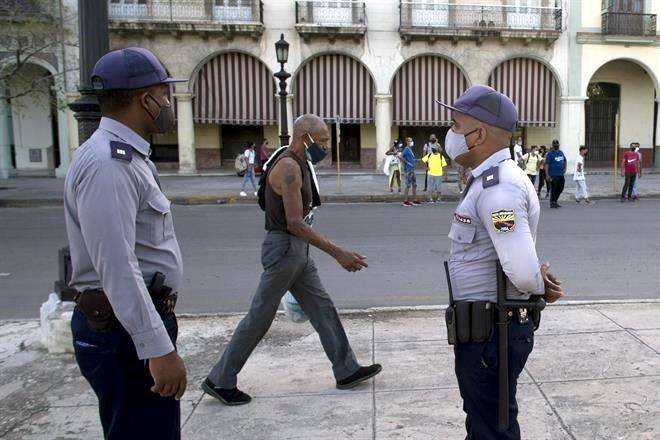 Acusan periodistas cubanos cerco tras protestas