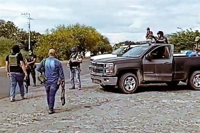 Alertan por narcobloqueos y balaceras en Michoacán