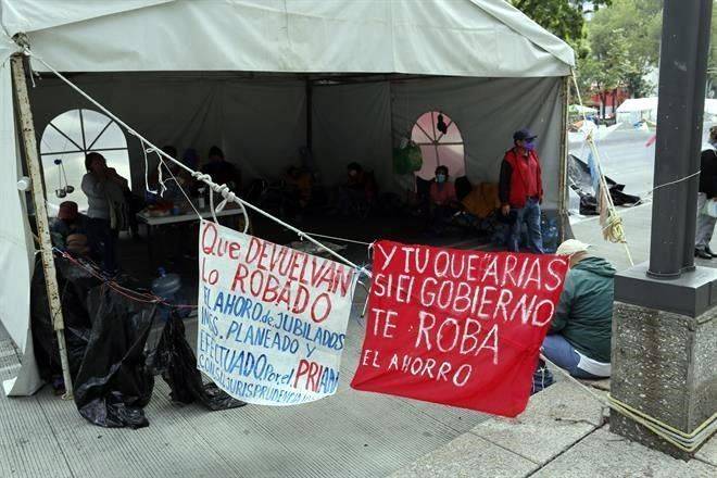 AMLO nos dio con la puerta en la nariz, acusan jubilados
