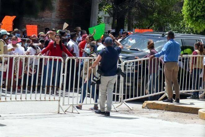 Reciben a AMLO con protestas en Chilapa, Guerrero