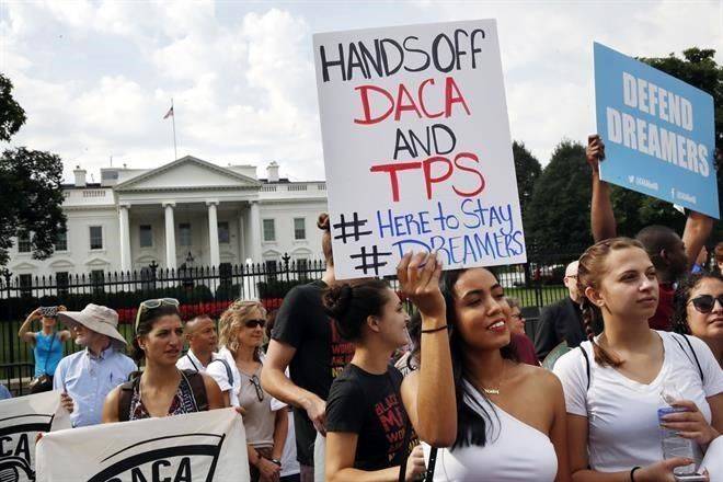 Declaran ilegal programa DACA y frenan nuevas solicitudes
