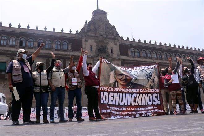 Protestan Servidores de la Nación en Palacio Nacional