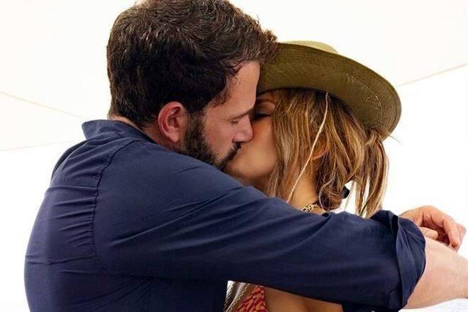 JLo celebra su cumpleaños con Affleck; sube foto besándolo