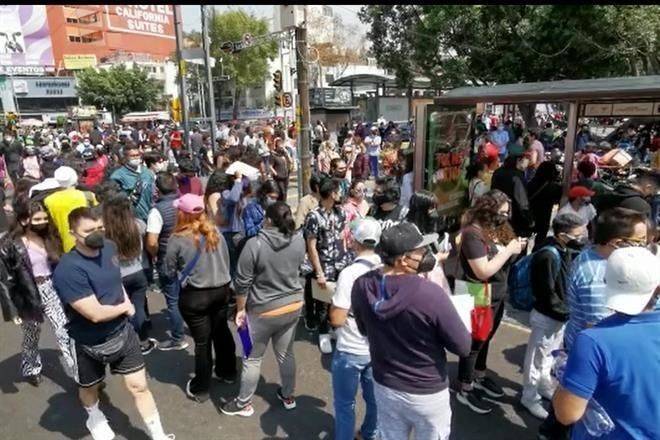 Olvidan sana distancia jóvenes de BJ en vacunación