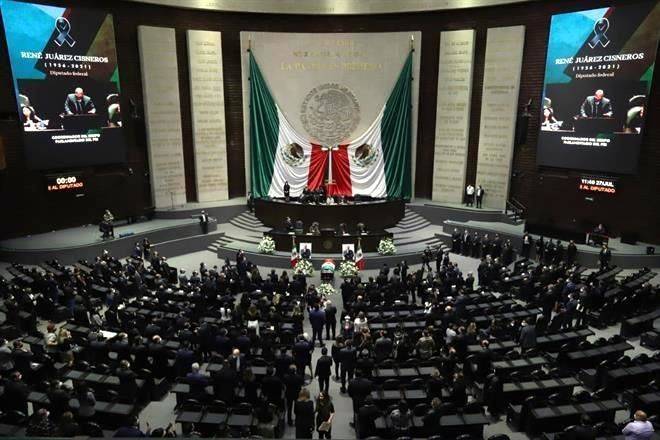 Rinden homenaje a René Juárez en San Lázaro