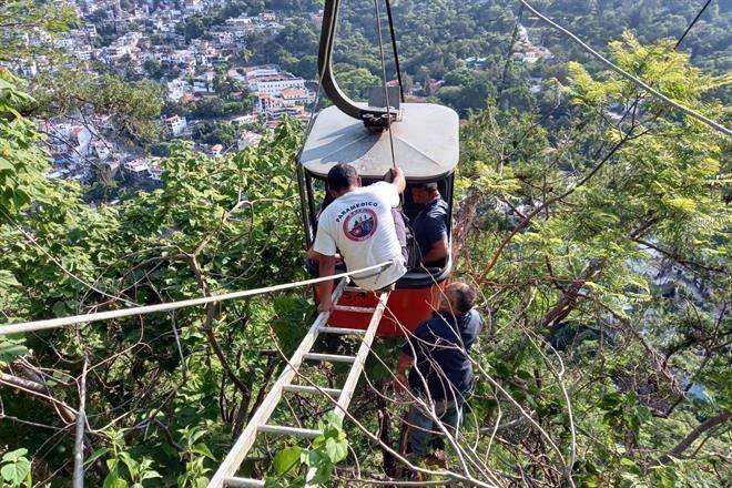Revienta cable de teleférico en Taxco; rescatan a 9