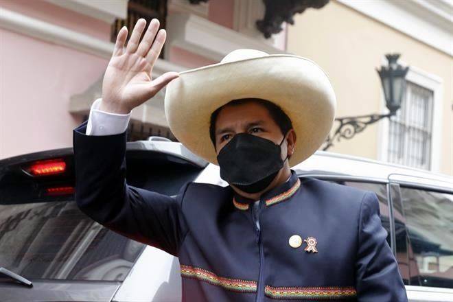 Asume Presidencia de Perú Pedro Castillo