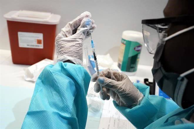 Estaban vacunados 74% de infectados en brote de EU