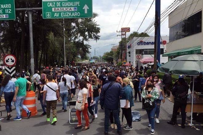 Saturan jóvenes centros de vacunación