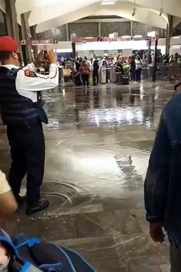 Se filtra agua de lluvia en estaciones de L-1 y L-3 de Metro