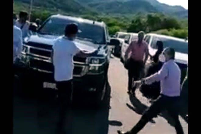 Cierran paso a AMLO para exigir justicia por doble homicidio