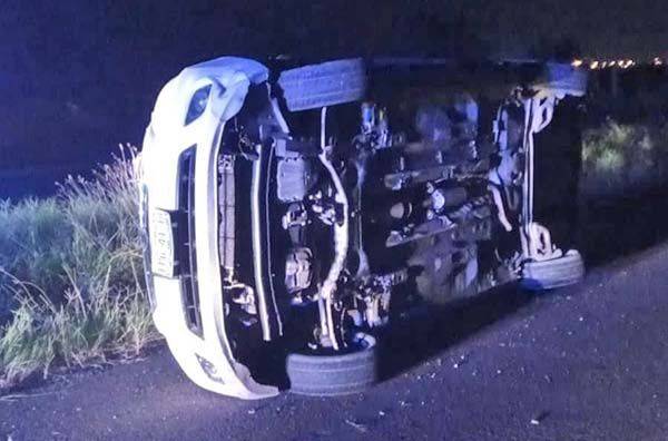 Pareja se vuelca en accidente carretero