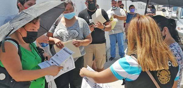 Con retrasos aplican vacunas a los de 40