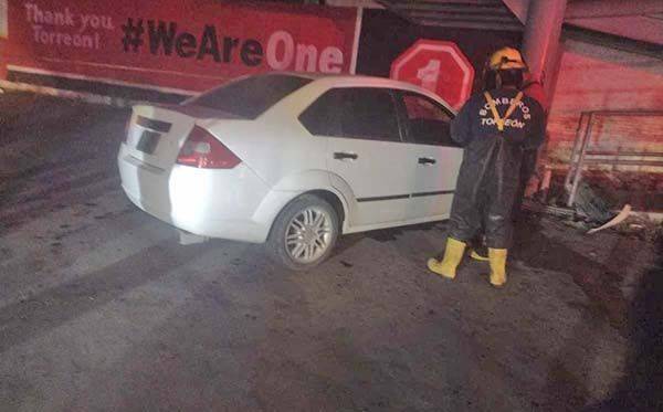 Muere joven al estrellar su auto