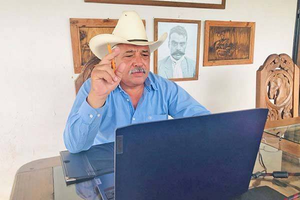 Apoyan regidores a usuarios de SIMAS