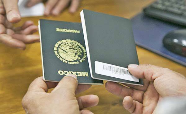 Estafan a mujer con trámite de pasaporte