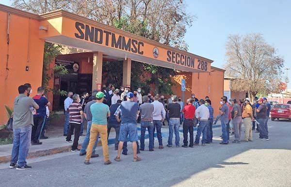 Se reintegran 241 obreros