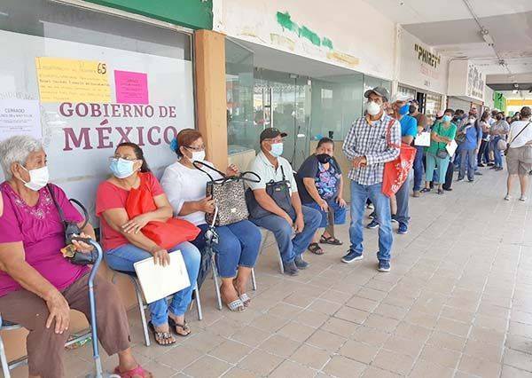 Benefician becas a los adultos y estudiantes