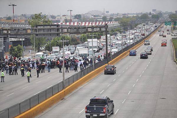 Bloquean padres AICM