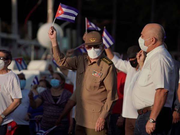 Raúl Castro participa en marcha