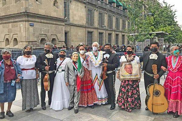 Mariachis y adelitas celebran tercer aniversario del triunfo de AMLO