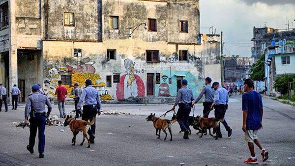 Despierta Cuba bajo custodia policial y sin internet móvil