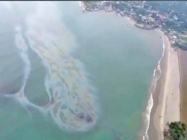 Denuncian descarga de aguas negras al mar en Salina Cruz, Oaxaca