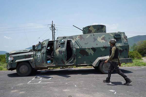 CJNG exhibe sus fuerzas armadas en Aguililla