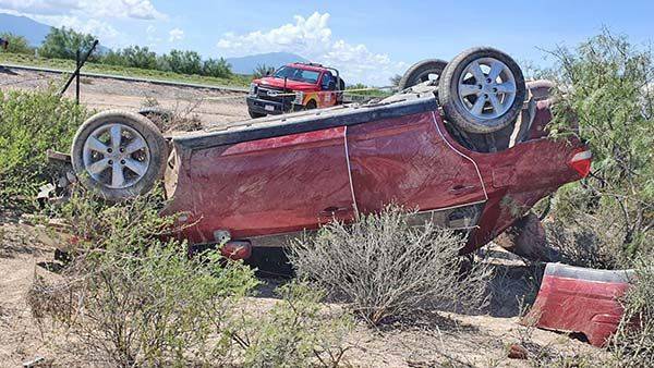 Vuelca camioneta en la Carretera 57